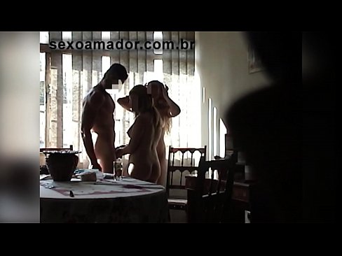 ❤️ أصدقاء الجنس يدعو رجل عملاق وثلاثية معه