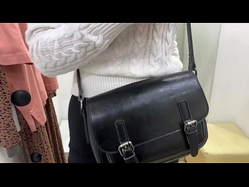 ❤️ الاستمناء العلني للعاهرة الصغيرة FeralBerry مع دسار في غرفة القياس